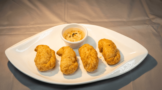 Golden Curry Puff (4 Pieces).