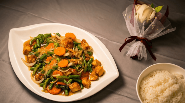 Tofu Gra-Prow.
